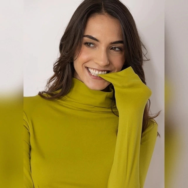 Camiseta Térmica Cuello Alto Verde Lima de Microfibra Opaca